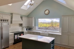 Hand Painted Raised Panel In-Frame Kitchen with Quartz Worktop